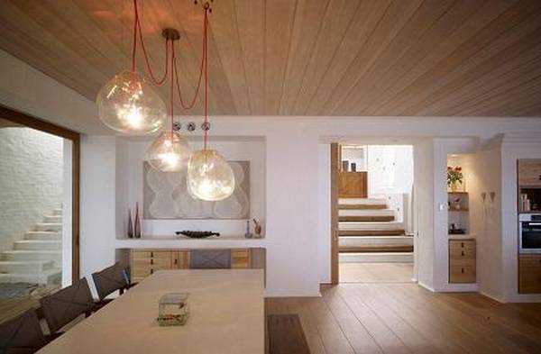Натуральный деревянный потолок в интерьере: особенности конструкции с фото