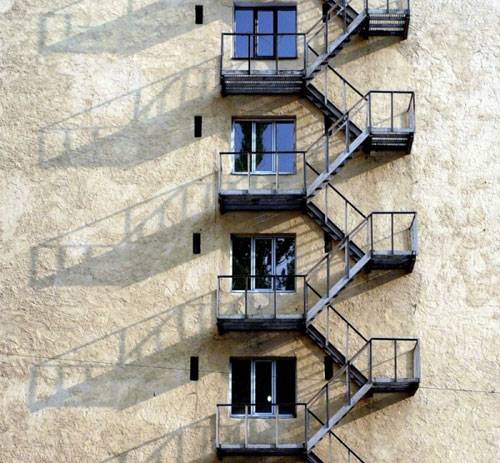 Эвакуационная лестница: основные требования к конструкции с фото