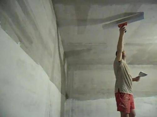 Как оштукатурить потолок: используемые смеси, подготовка и штукатурка - фото
