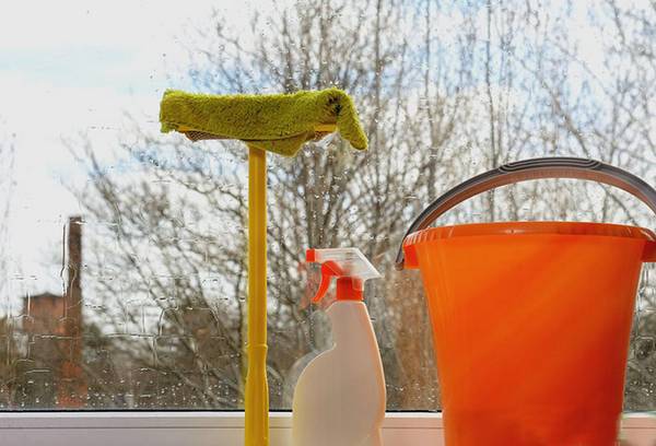 Как быстро и без разводов помыть окна в домашних условиях? - фото