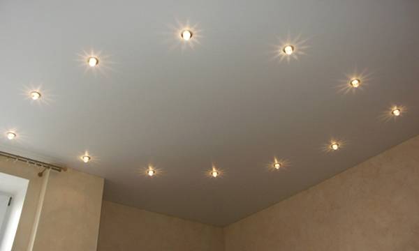 Как расположить точечные светильники на потолке правильно - фото