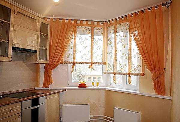 Короткие шторы на кухню: особенности и правила выбора с фото