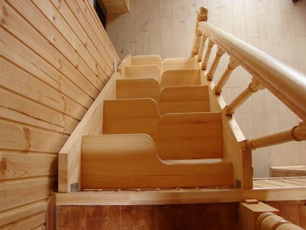 Отличительные черты лестницы Гусиный шаг на второй этаж - фото