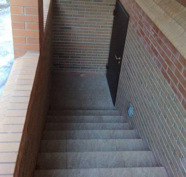 Функциональные лестницы в подвал: 3 типа с фото