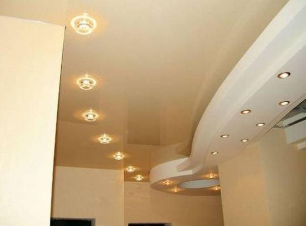 Современные натяжные потолки в коридор: 35 фото и дизайнерские идеи - фото