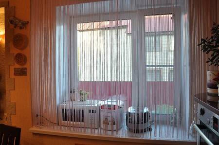 Элегантные нитяные шторы на кухне: 35 фото - фото