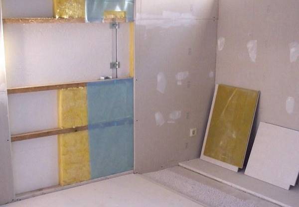 Обшивка стены гипсокартоном: 3 вида материала - фото