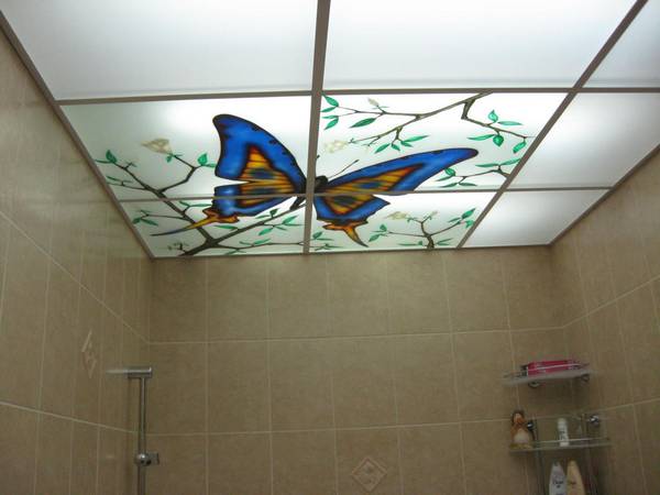 Правильный подвесной потолок в ванной с фото