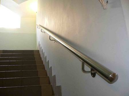 Выбираем стильные и функциональные поручни для лестниц - фото