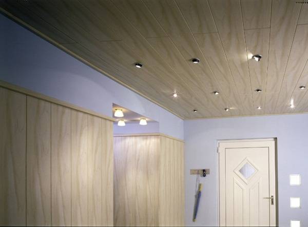 Потолок из МДФ-панелей: не отличить от дерева - фото