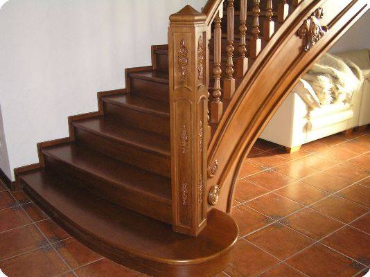 Проекты и фото деревянных лестниц в частном доме: 3 вида - фото