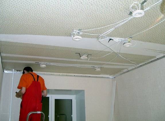 Делаем проводку в квартире по потолку - фото