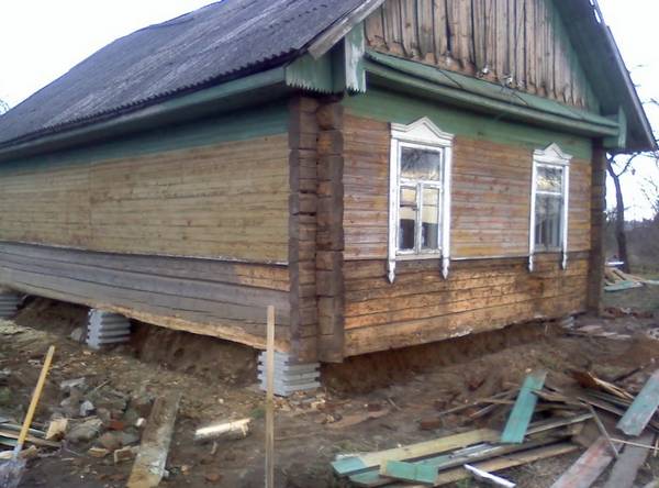 Ремонт фундамента деревянного дома - фото