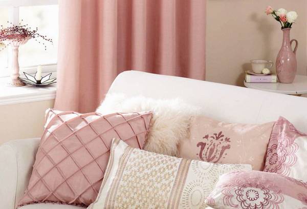 Как правильно использовать в интерьере помещений шторы розового цвета? - фото
