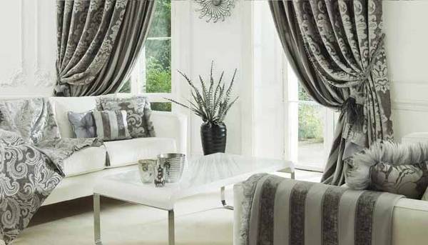 Как подчеркнуть достоинства и скрыть недостатки интерьера гостиной с помощью штор серого цвета? с фото