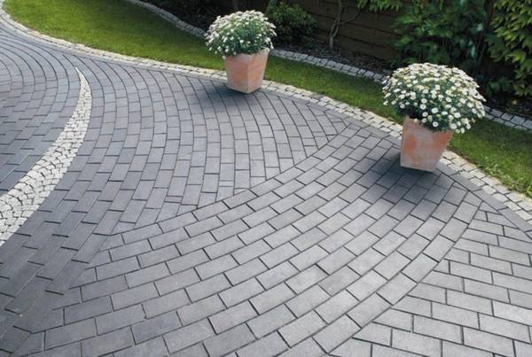 Укладка тротуарной плитки на бетонное основание: 3 способа - фото